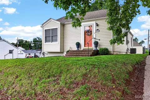 1033 Perry St, Saint Charles, MO 63301