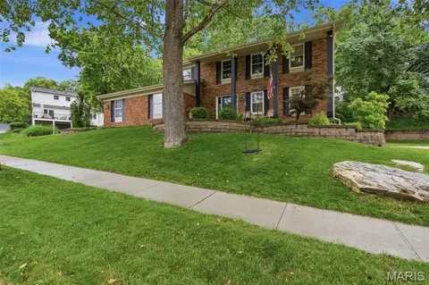 2730 Diamond Ridge Ln, Des Peres, MO 63131