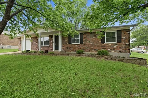 2701 Woodbury Dr, Mehlville, MO 63125