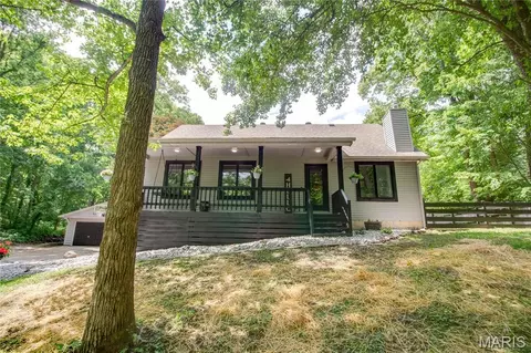 1329 Dorchester Ln, Brighton, IL 62012