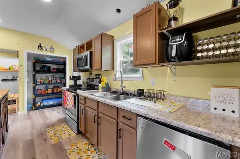 Kitchen - 283 Sandstone Dr, Jackson, MO 63755 photo 2 of 2