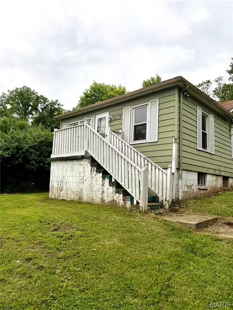 217 Center Dr, Caseyville, IL 62232