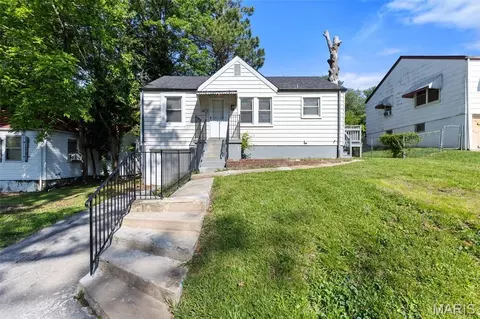 5615 Beldon Dr, Flordell Hills, MO 63136