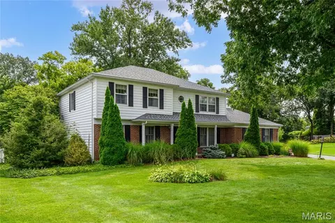 8874 Woodpark Dr, Sunset Hills, MO 63127