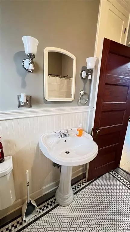 Bath - 2017 6th St, Springfield, IL 62703 photo 2 of 2