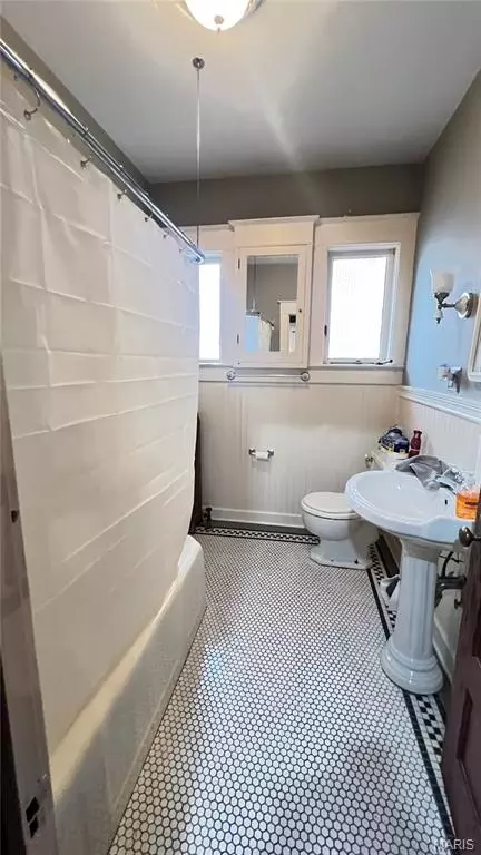 Bath - 2017 6th St, Springfield, IL 62703 photo 1 of 2