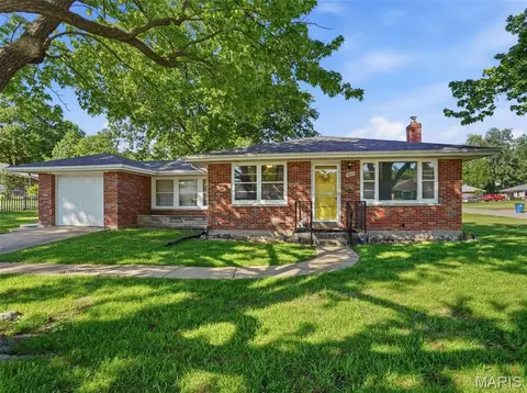 3631 Park Crest Dr, Saint Louis, MO 63125