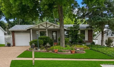 2005 Cleopatra Dr, Fenton, MO 63026
