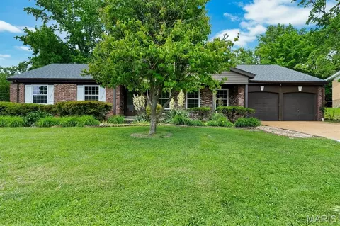 775 Montmartre Dr, Saint Louis, MO 63141