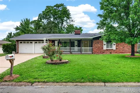 9512 Carnival Dr, Saint Louis, MO 63126