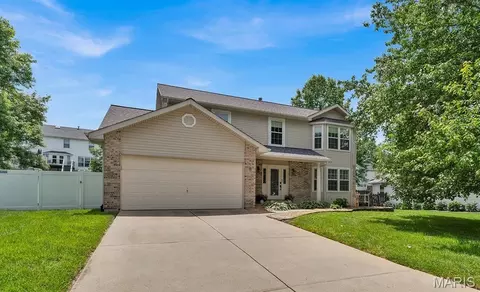 8 Statesman Dr, O'fallon, MO 63368