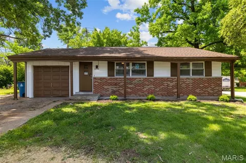 11118 Alan Shepard Dr, Maryland Heights, MO 63043