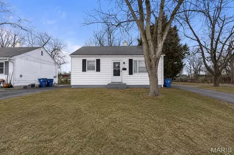 3743 Wright Ave, Saint Ann, MO 63074