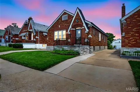 9322 Mackenzie Rd, Affton, MO 63123