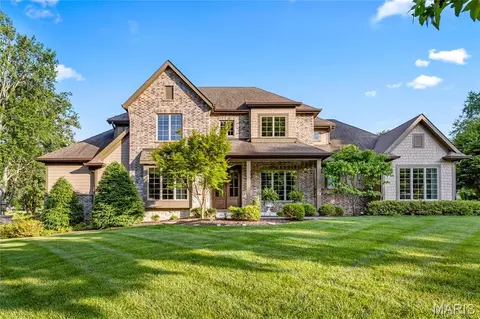 50 Meadowbrook Country Club Est, Ballwin, MO 63011