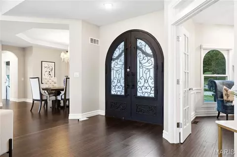 Entry Way - 5 Shelbourne Wood Ct, Weldon Spring, MO 63304 photo 1 of 7