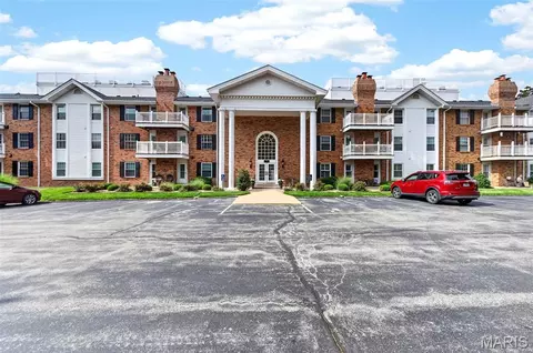 312 Clayton Crossing Dr #204, Ellisville, MO 63011