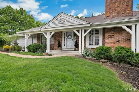 14932 Manor Lake Dr, Chesterfield, MO 63017