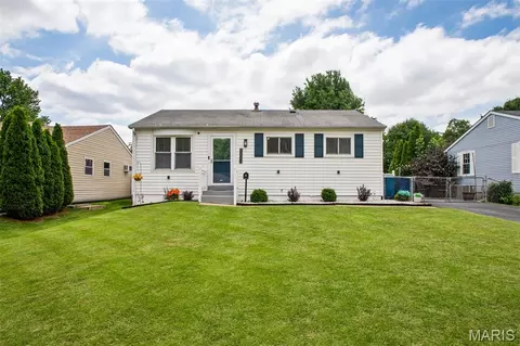 12093 Sunnycrest Pl, Maryland Heights, MO 63043