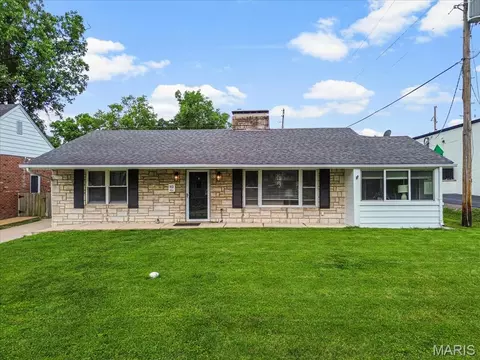913 Blossom Ln, Rock Hill, MO 63119