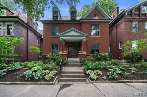 3537 Crittenden St, Saint Louis, MO 63118