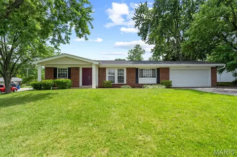 1200 Moncoeur Dr, Saint Louis, MO 63146
