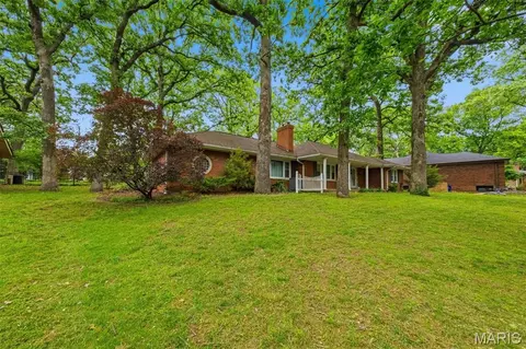 7441 Raleigh Dr, Grantwood Village, MO 63123
