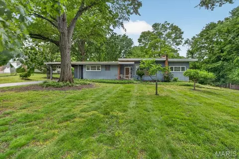 33 Topping Ln, Des Peres, MO 63131