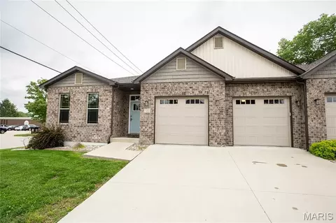 132 E Locust St, Columbia, IL 62236