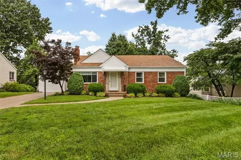 527 Sunningwell Dr, Webster Groves, MO 63119