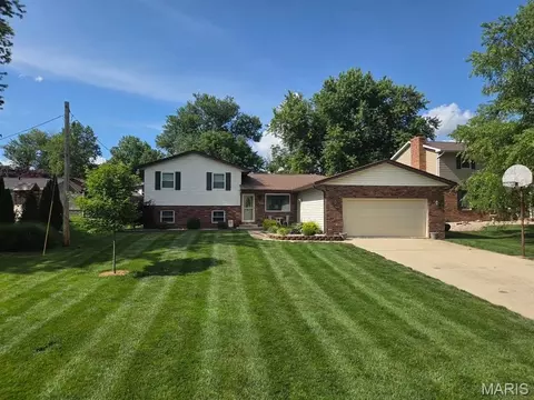 160 Sunray Dr, Highland, IL 62249