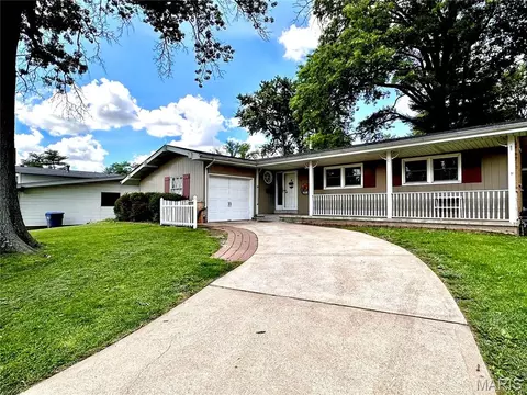 8 Lila Ln, Florissant, MO 63033