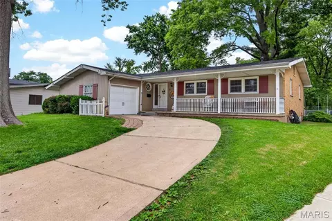 8 Lila Ln, Florissant, MO 63033