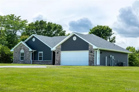 10201 N Flamingo Ct, Hallsville, MO 65255
