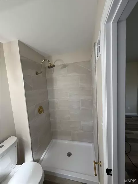 Bath - 6841 Thurston Ave, Berkeley, MO 63134 photo 2 of 4