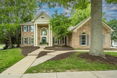 12700 Corum Way Dr, Creve Coeur, MO 63141