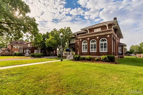 202 W Poplar, Harrisburg, IL 62946