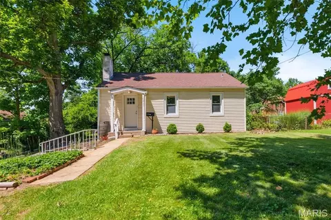 10411 Maddox Pl, Overland, MO 63114