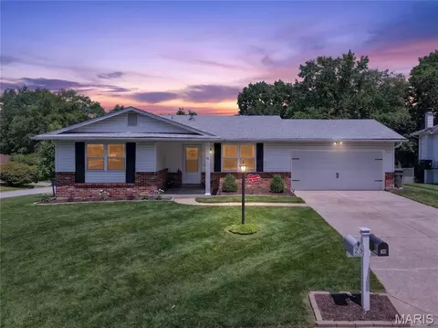 30 N Hillview Dr, Saint Peters, MO 63376