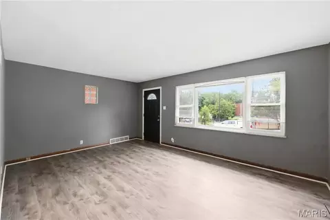 Living - 3236 S Compton Ave, Saint Louis, MO 63118 photo 3 of 6