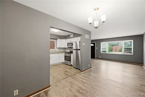Living - 3236 S Compton Ave, Saint Louis, MO 63118 photo 5 of 6