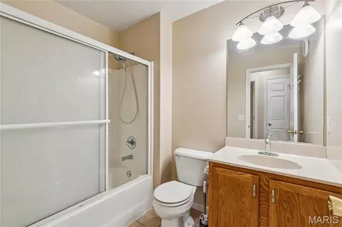 Bath - 1436 Soaring Eagle Dr, O'fallon, MO 63366 photo 2 of 3