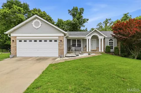 141 Greenstone Dr, Saint Charles, MO 63303