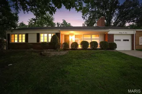 35 Pinewood Dr, Crestwood, MO 63123