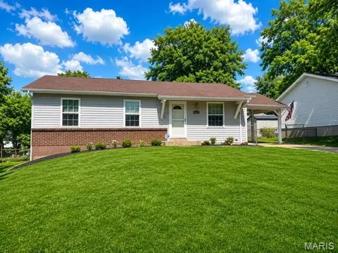1407 Saint Gregory Ln, Saint Charles, MO 63304