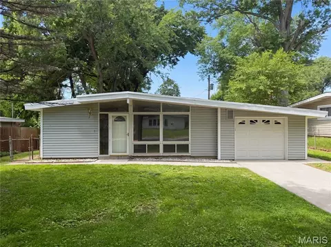 1015 Robinwood Dr, Florissant, MO 63033