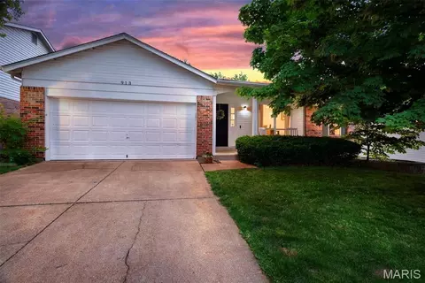913 Peace Haven Dr, Saint Louis, MO 63125