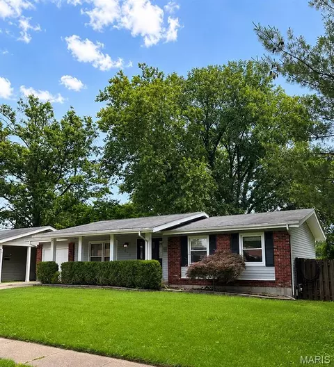 2470 Palm Dr, Florissant, MO 63031