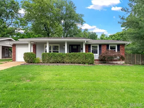 2470 Palm Dr, Florissant, MO 63031