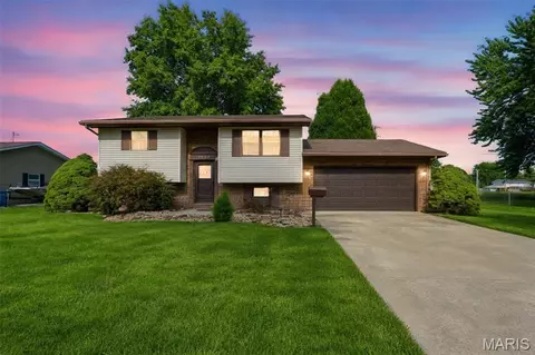 3308 Bluebird Ln, Granite City, IL 62040